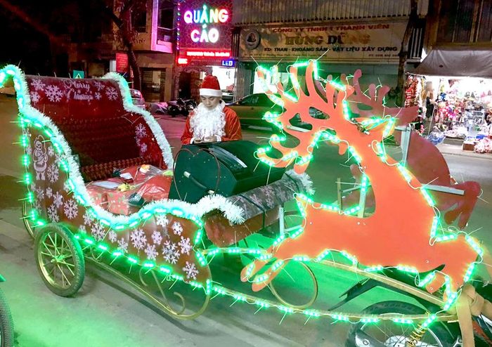 Dịch vụ chuyển quà Giáng sinh bằng xe tuần lộc và ông già Noel hút khách mùa Giáng sinh.