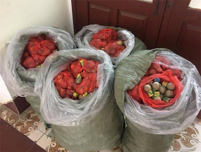 4 bao tải pháo trứng có trọng lượng 148 kg 
