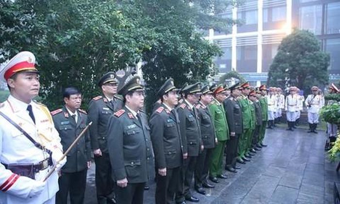 Bộ trưởng Tô Lâm cùng các đại biểu tại lễ dâng hương