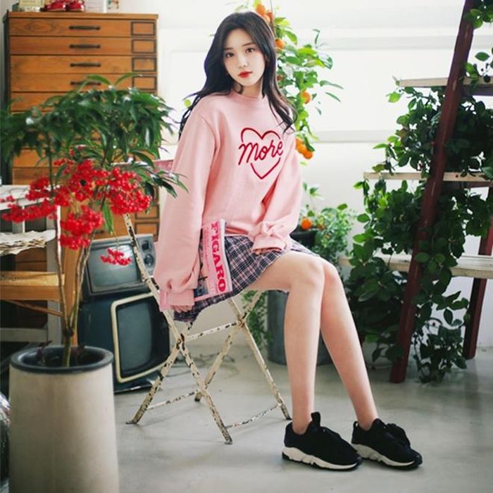Áo sweater hồng và chân váy xếp ly caro là set đồ tuy đơn giản nhưng tôn lên vẻ ngoài "gây thương nhớ" cho các cô nàng. Còn gì tuyệt hơn một chiếc áo sweater hồng có họa tiết trái tim cho buổi tối hẹn hò Giáng sinh cùng người ấy?