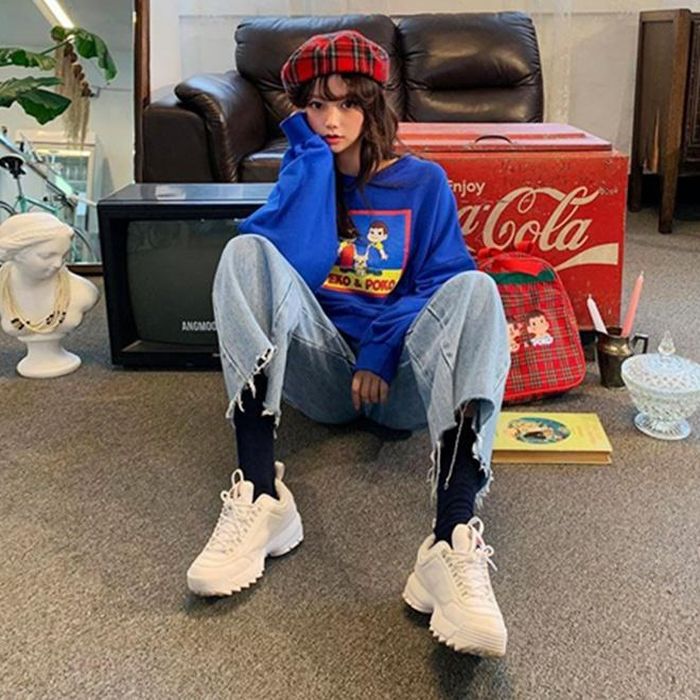 Đây là set đồ mang cảm hứng vintage mùa Giáng sinh này. Với áo sweater xanh cobalt, bạn phối kèm quần jeans ống rộng, tất cổ cao và tạo điểm nhấn bằng đôi sneakers trắng hầm hố cùng mũ nồi họa tiết caro đỏ.