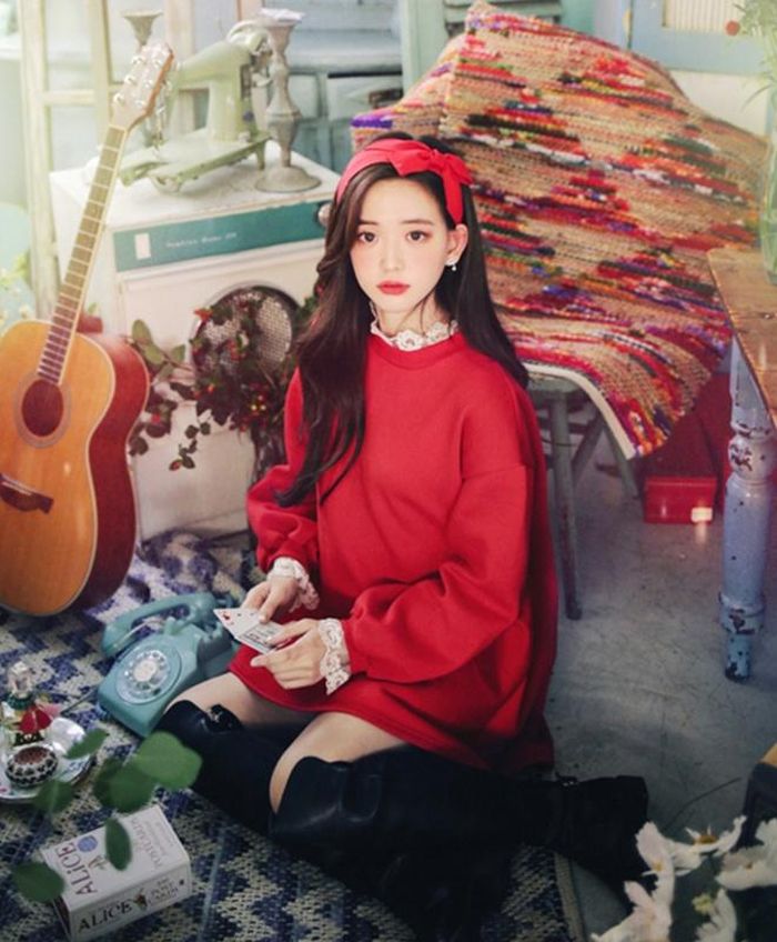 Áo sweater đỏ diện cùng mũ len đỏ tạo sự nổi bật tuyệt đối cho bạn tại không gian đêm tiệc Giáng sinh hoặc xuống phố vui chơi cùng bạn bè. Để tạo nên sự cân bằng, bạn nên phối áo sweater đỏ cùng quần jeans, giày sneakers có màu tối, màu trung tính để giúp vẻ ngoài không bị quá lòe loẹt. Ngoài ra, áo sweater đỏ dáng oversized là lựa chọn hoàn hảo cho công thức mix đồ theo style "giấu quần". Bạn mix áo sweater dáng rộng cùng quần shorts, mang giày boots cao cổ và buột một chiếc băng đỏ lên tóc để tăng thêm phần duyên dáng cho diện mạo.