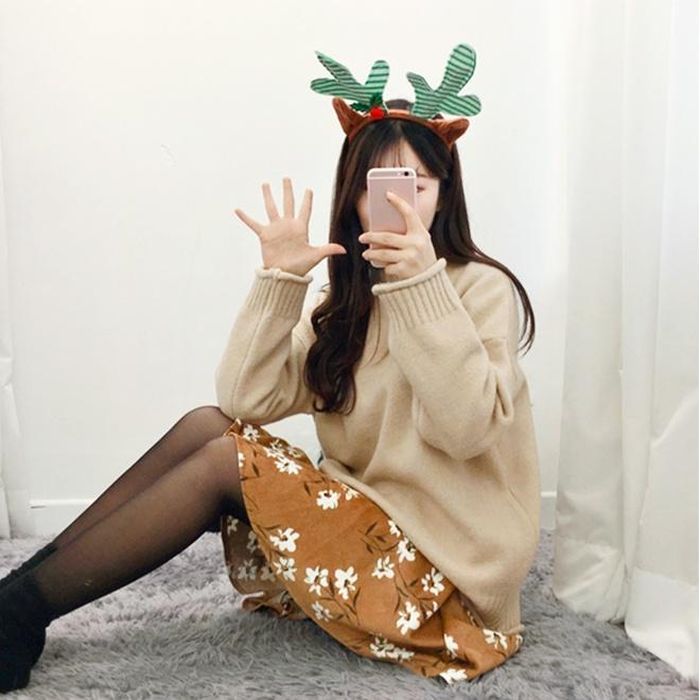 Một set đồ vintage tiếp theo mà vẫn nền nã và xinh xắn dành cho bạn gái mùa Giáng sinh: Áo sweater màu be, mix cùng chân váy họa tiết hoa và một chiếc bờm tóc hình sừng tuần lộc.