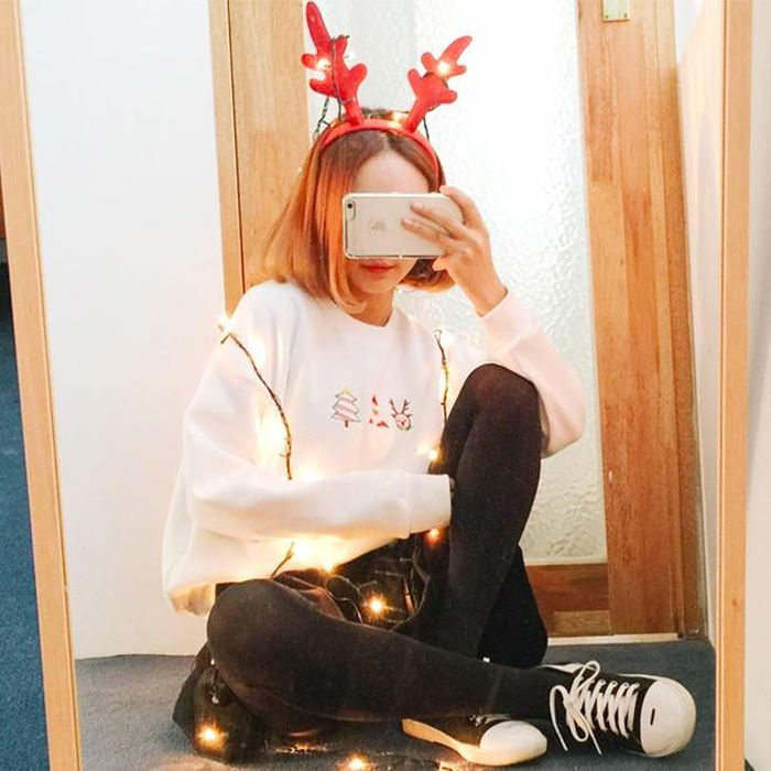 Áo sweater có vài họa tiết đặc trưng của Giáng sinh như cây thông, ông già Noel, chú tuần lộc... là item dễ mặc, cho phép bạn thỏa sức biến tấu trong nhiều công thức phối đồ cùng váy ngắn, váy da, quần jeans. Hãy sắm vài chiếc bờm tóc hình sừng tuần lộc có màu sắc khác biệt để mang không khí Giáng sinh đến bất kỳ nơi nào bạn đến!
