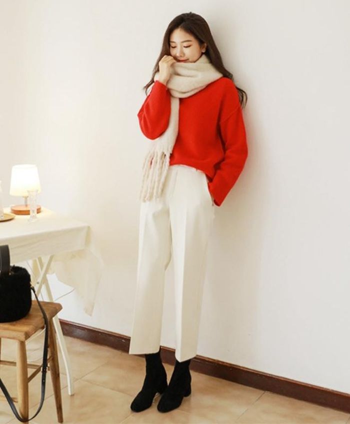 Màu đỏ là "người bạn thân" của màu đen và trắng. Bạn dễ dàng phối áo sweater đỏ với chân váy, quần ống rộng, quần skinny đen hoặc trắng. Kết hợp thêm mũ len, khăn quàng cổ len, tất cao cổ hoặc boots cao cổ để có set đồ thời trang cho mùa lễ hội.