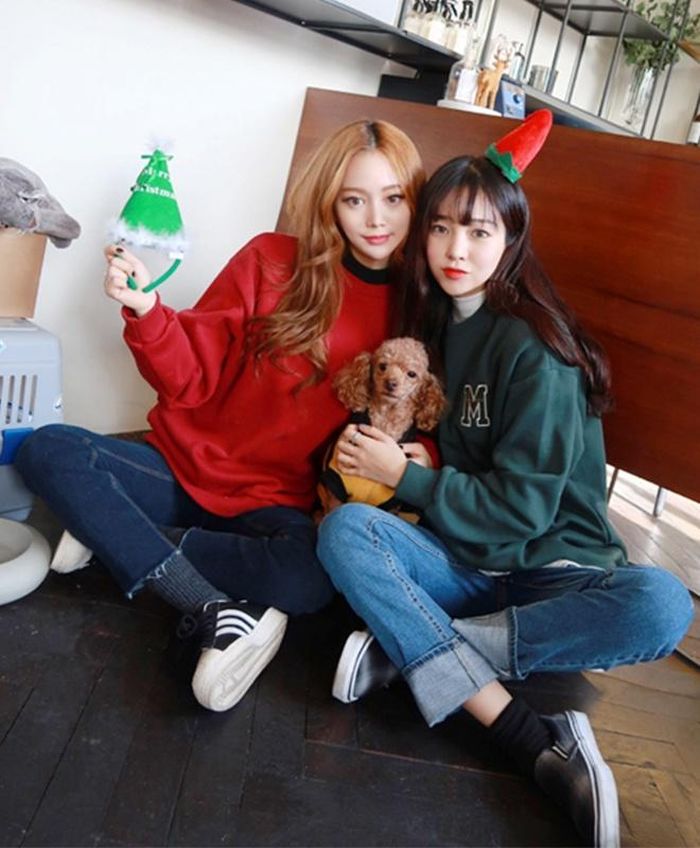 Đỏ và xanh là là bộ đôi màu sắc khơi dậy không khí Giáng sinh rất hiệu quả. So với áo sweater đỏ, áo sweater xanh lá dễ kết hợp cùng nhiều tông màu da người mặc, độ tuổi và giới tính. Nếu muốn giữ ấm nhiều hơn, hãy mặc bên trong áo sweater một chiếc áo len cổ lọ hay khoác thêm áo blazer, áo khoác lông bên ngoài.