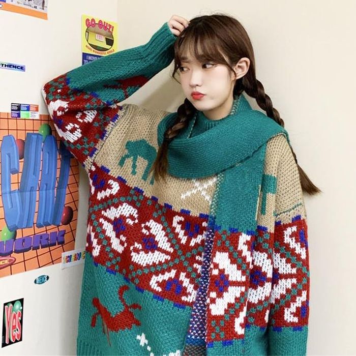 Áo sweater dáng oversized họa tiết thổ cẩm, tuần lộc và hoa tuyết cho những cô nàng yêu thích phong cách cổ điển. Áo form rộng che đi những khuyết điểm, đồng thời giúp bạn tối giản phụ kiện mà vẫn nổi bật.