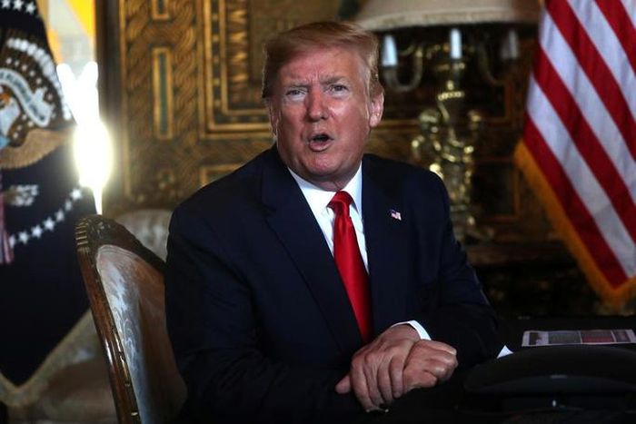 Tổng thống Donald Trump khẳng định "món quà Giáng sinh của Triều Tiên" có thể là một bình hoa tuyệt đẹp, thay vì một vụ thử nghiệm tên lửa. Ảnh: Reuters