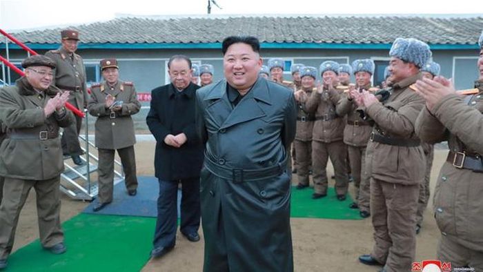 Lãnh đạo Kim Jong-un trong một lần thị sát thử nghiệm tên lửa. Ảnh: Reuters