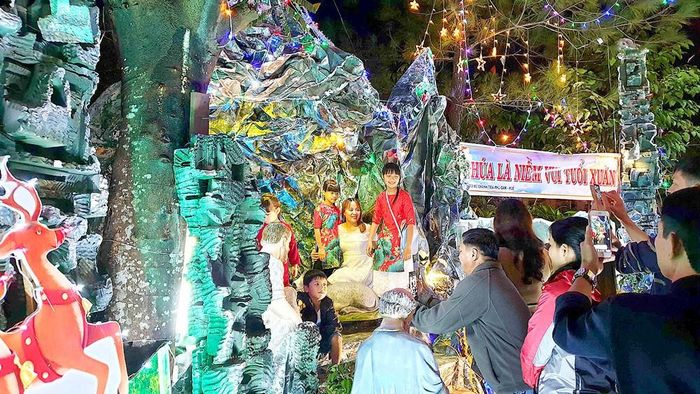 Người dân và du khách vui đón Giáng sinh tại nhà thờ Chính tòa Phủ Cam, TP Huế. Ảnh: VĂN THẮNG