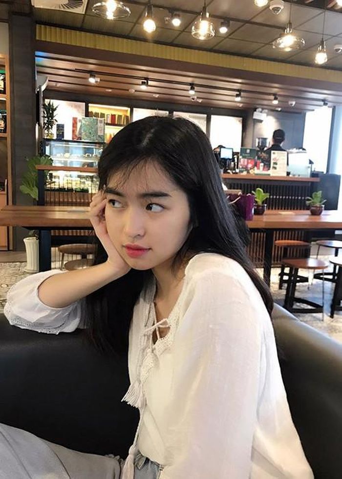 "Trà Long" của "Mắt biếc" gây mê người đối diện bằng nhan sắc trẻ thơ.