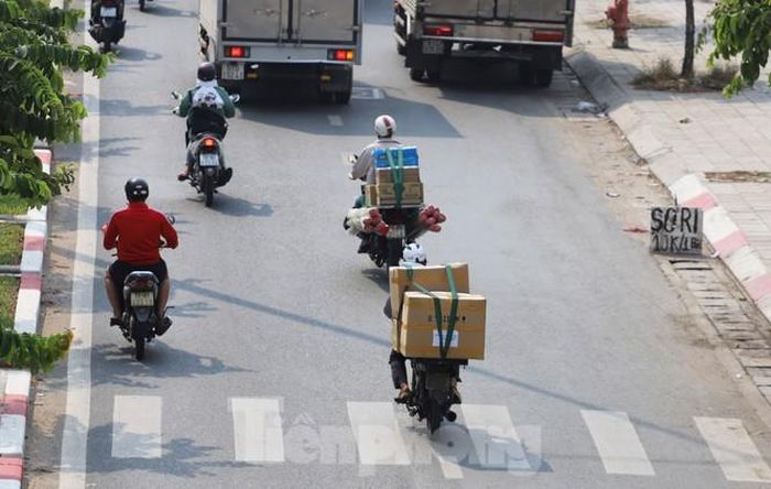 Các xe nối đuôi nhau chạy thành từng hàng trên đường phố TPHCM.