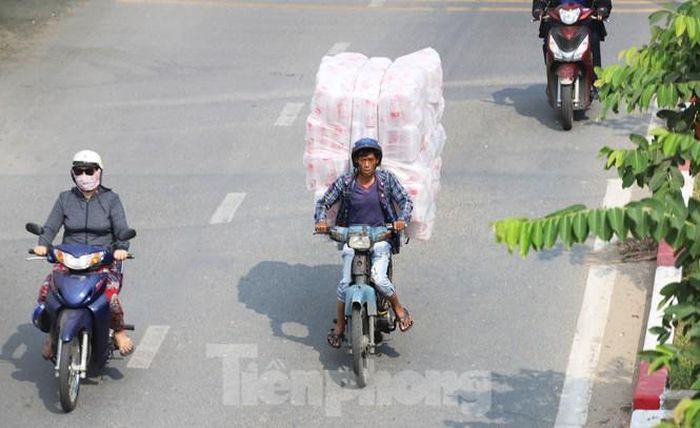 Chiếc xe máy "hết đát" được tận dụng để chở hàng hóa