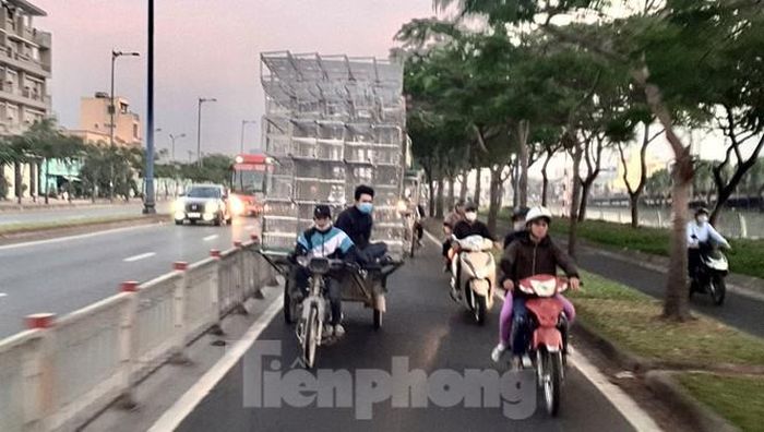 Vào mỗi buổi trưa, trên các tuyến đường ở khu vực quận 5, đoạn qua đường Võ Văn Kiệt xuất hiện nhiều xe máy chở hàng cồng kềnh, gây nguy hiểm cho người đi đường