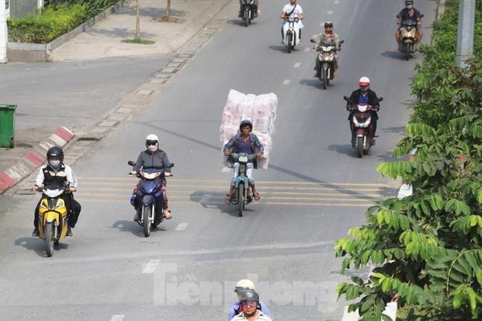 Các xe máy chở hàng cồng kềnh phóng nhanh vượt ẩu trên đường Võ Văn Kiệt