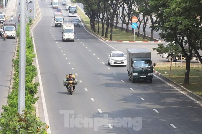 Phóng ra cả làn xe ô tô trên đường Võ Văn Kiệt (đoạn qua quận Bình Tân)