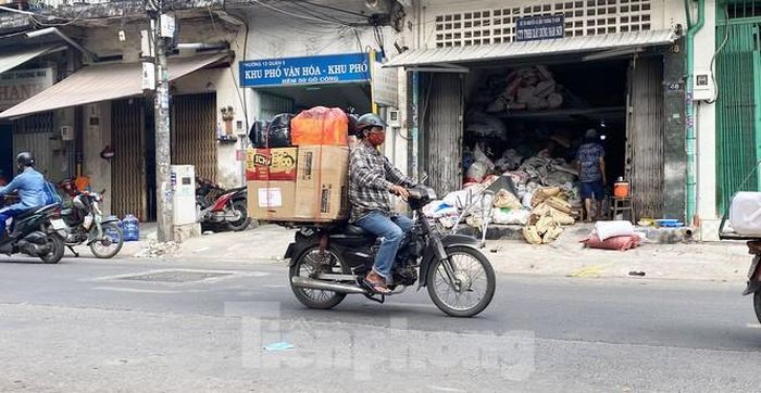 Trong số này, TPHCM vẫn đang tồn tại nhiều xe Cub 50, Honda Dream, Wave có tuổi đời hàng chục năm được sửa chữa “vá víu” để tận dụng chở hàng cồng kềnh như gạo, nước đá, nước giải khát, bình gas... Không ít xe vượt ẩu, lưu thông không đúng luật giao thông.