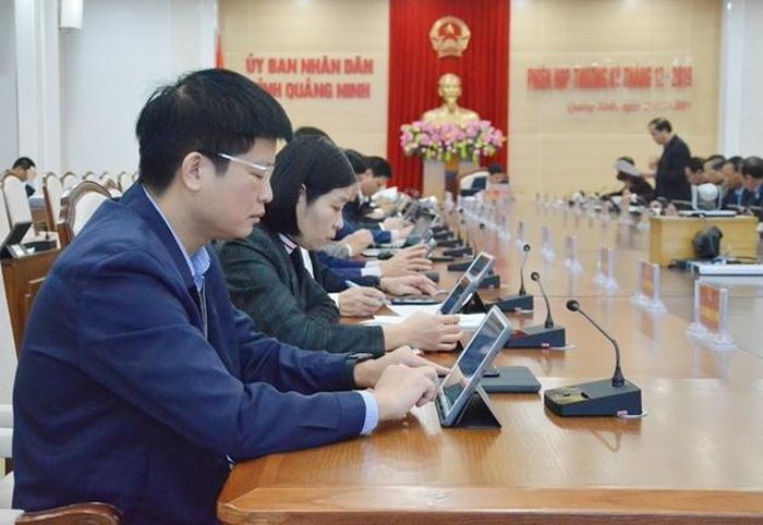 Các đại biểu sử dụng Ipad để nghiên cứu tài liệu tại phiên họp. 