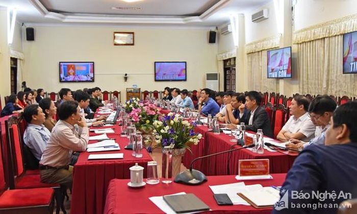 Các đại biểu dự họp xem phim tài liệu "Dấu ấn xây dựng Đảng". Ảnh: Thu Giang