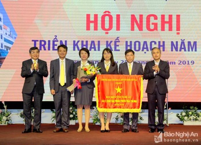 Thừa ủy quyền của Thủ tướng Chính phủ, đồng chí Lê Ngọc Hoa - Phó Chủ tịch UBND tỉnh Nghệ An trao Cờ Thi đua của Chính phủ năm 2019 cho Bưu điện tỉnh Nghệ An. Ảnh: Ngọc Anh