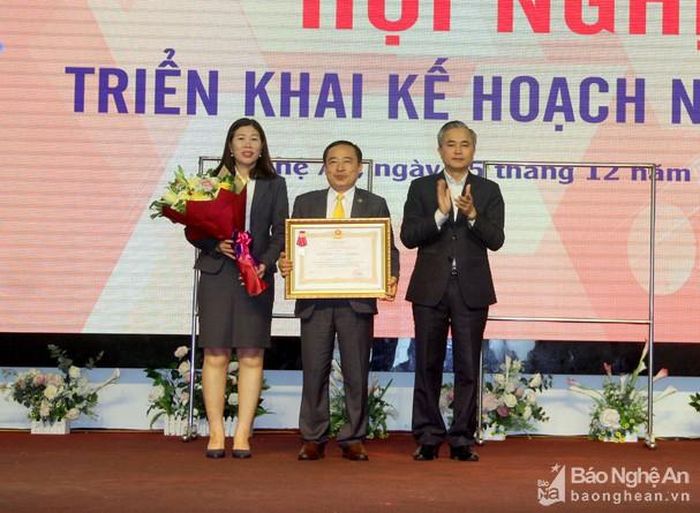 Phó Chủ tịch UBND tỉnh Lê Ngọc Hoa trao Huân chương Lao động Hạng Ba cho Bưu điện huyện Thanh Chương. Ảnh: Ngọc Anh