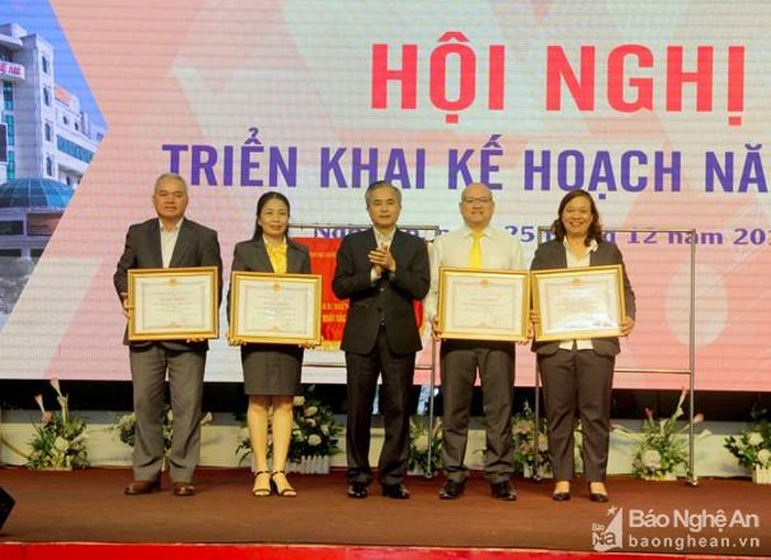 4 tập thể nhận được Bằng khen của Chủ tịch UBND tỉnh đã có thành tích xuất sắc trong thực hiện nhiệm vụ năm 2019. Ảnh: Ngọc Anh