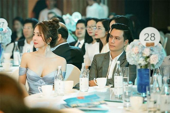 Hôm 7/12, Quỳnh Nga và Việt Anh cũng cùng nhau đến Nha Trang dự sự kiện. Trước những tin đồn, Việt Anh im lặng còn Quỳnh Nga thường giải thích họ chỉ là anh em, bạn bè.