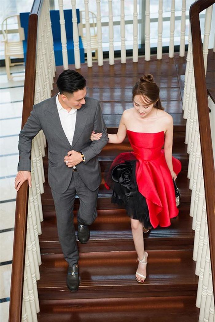 Ngày họp báo giới thiệu phim truyền hình 'Sinh tử', Quỳnh Nga và Việt Anh cũng sánh đôi tình tứ. Hai người đi cùng nhau và đến muộn nhất so với các nghệ sĩ còn lại, khi chương trình đã chuẩn bị bắt đầu.