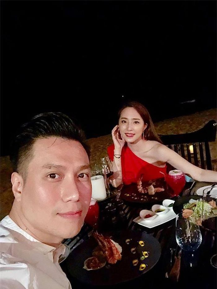 Cuối tháng 10, Việt Anh chia sẻ bức hình mình dùng bữa tối lãng mạn cùng Quỳnh Nga bên bãi biển ở Nha Trang. Điều này càng làm tin đồn hai người yêu nhau được củng cố thêm. Tuy nhiên, nam diễn viên sau đó cho biết, đây chỉ là một cảnh quay trong phim 'Sinh tử' mà họ đóng chung. Trước những đồn đại về chuyện tình cảm của mình, Việt Anh nói, nếu anh và Quỳnh Nga có đến với nhau thì cũng không có gì sai vì cả hai đều là người độc thân.