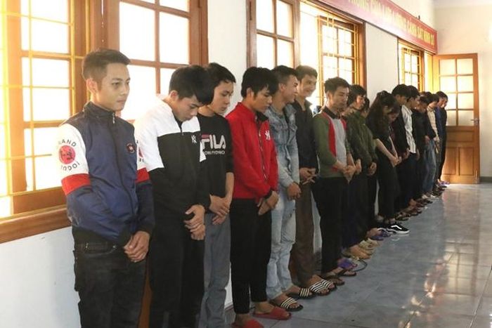 Các đối tượng lừa đảo bằng hình thức qua nộp thẻ cào điện thoại bị Công an Hà Tĩnh tạm giữ.