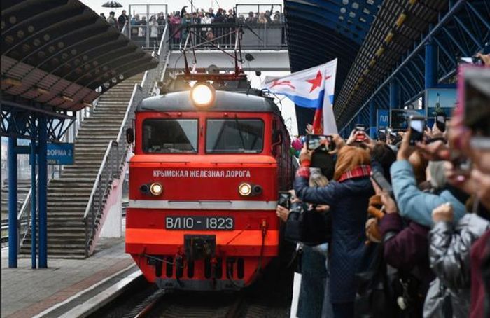 Chuyến tàu đầu tiên từ đất liền Nga đến bán đảo Crimea hôm 25/12. (Ảnh: AP).