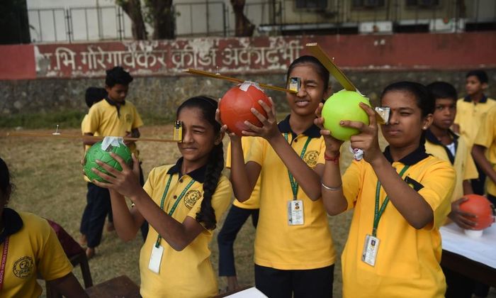  Học sinh tại Mumbai, Ấn Độ sử dụng thiết bị tự chế để quan sát nhật thực. Ảnh: Getty. 