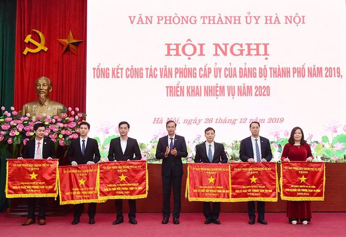  Phó Bí thư Thành ủy Đào Đức Toàn tặng Cờ thi đua của UBND TP cho 6 đơn vị. 