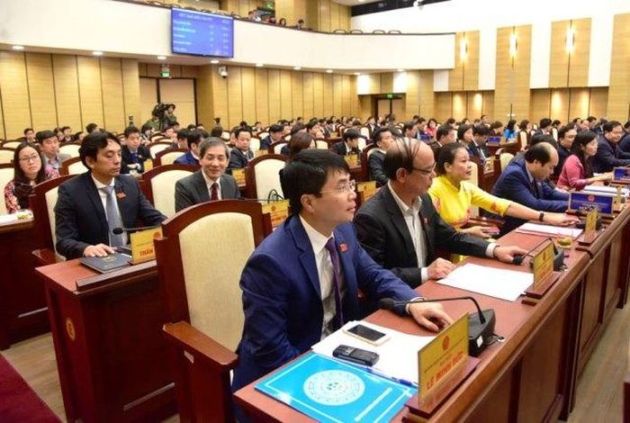 Các đại biểu HĐND TP Hà Nội bấm nút thông qua Nghị quyết về các loại giá đất trên địa bàn TP Hà Nội, áp dụng từ ngày 1-1-2020 đến 31-12-2024.