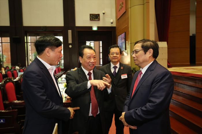 Trưởng Ban Tổ chức T.Ư Phạm Minh Chính (bìa phải) trao đổi với các đại biểu bên lề hội nghị Ảnh: Như Ý
