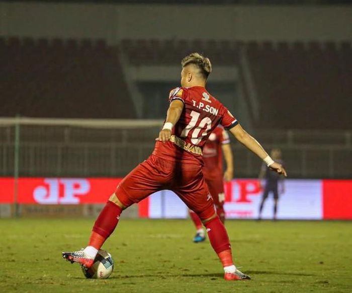 Cú đảo chân “rang lạc” khi đi bóng đã trở thành thương hiệu của Phi Sơn. Ảnh FBNV.