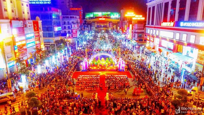Và phố đêm ở thành phố Vinh cũng là một điểm đến mới. Tại đây có nhiều loại hàng hóa được bày bán, trong đó có khá nhiều thức ăn vặt.