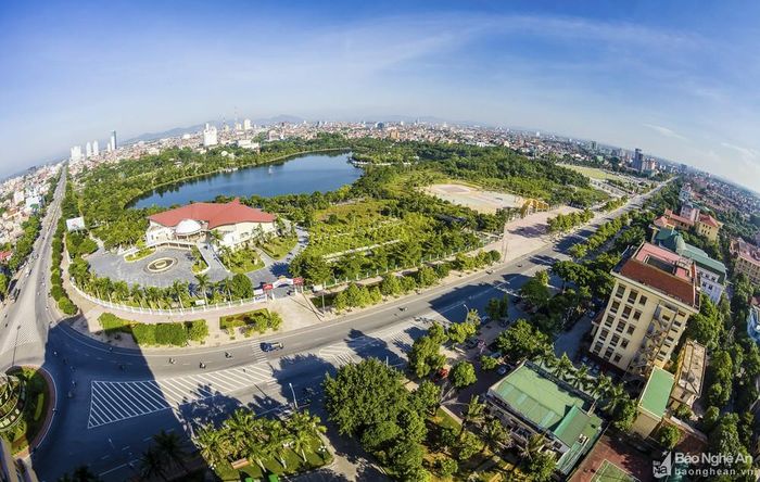 Khi mà những trải nghiệm ở miền quê, miền núi đã quá quen thuộc thì những sắc mới của phố xá Thành Vinh cũng đem đến cảm xúc mới mẻ. Dịp Tết Dương lịch, du khách có thể đến đền Quang Trung, cổng Thành cổ, đền Hồng Sơn, Quảng trường Hồ Chí Minh.