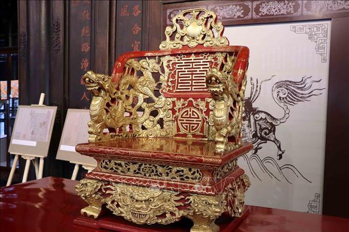Ngai thờ sơn thếp thời Nguyễn.