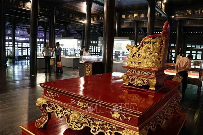 Ngai thờ và sập sơn thếp thời Nguyễn.