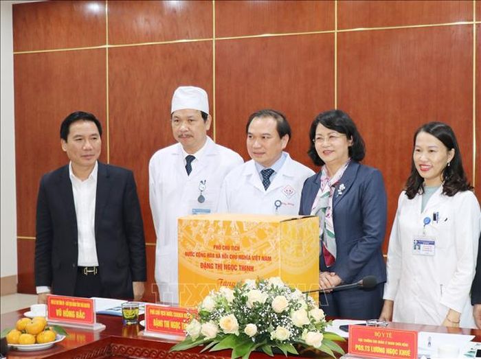 Phó Chủ tịch nước Đặng Thị Ngọc Thịnh tặng quà cho y, bác sĩ Bệnh viện Trung ương Thái Nguyên.