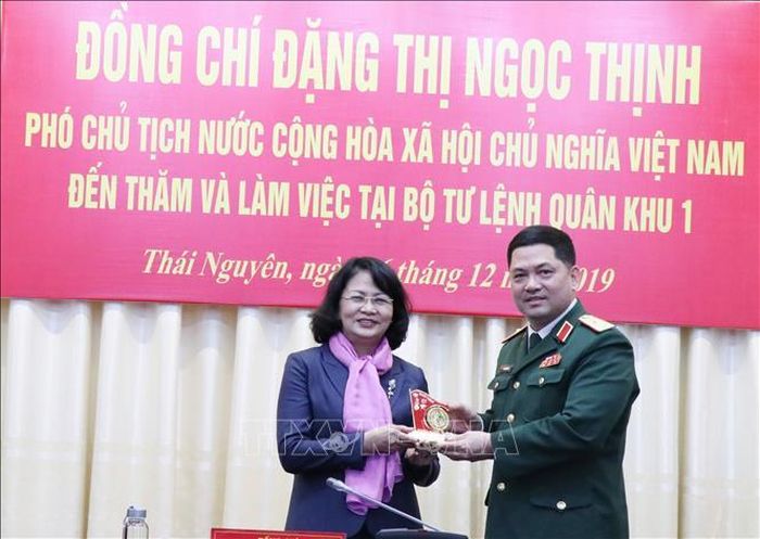 Đại diện lãnh đạo Bộ tư lệnh Quân khu 1 tặng kỷ niệm chương cho Phó Chủ tịch nước Đặng Thị Ngọc Thịnh.