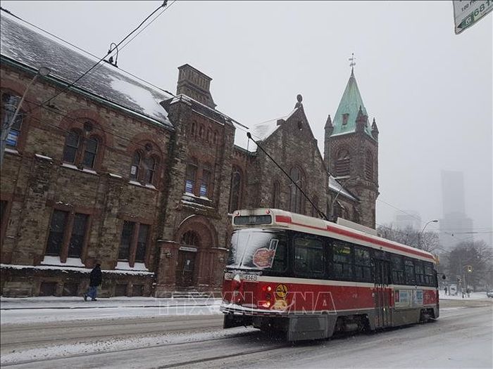 Xe điện chạy trên đường phố Toronto, Canada ngày 7/12/2019. Ảnh: AFP/TTXVN