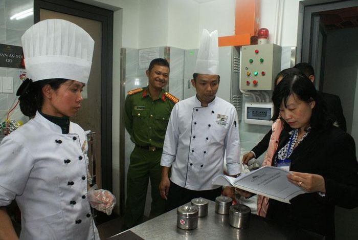 Đoàn kiểm tra khâu lưu mẫu thực phẩm tại khách sạn phục vụ khách quốc tế và trong nước tham dự Festival Hoa Đà Lạt 2019. Ảnh: A.Nhiên