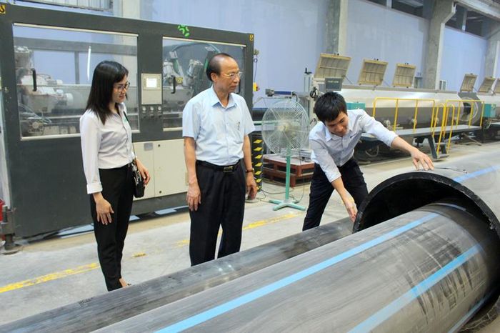 Lãnh đạo Thị xã Phổ Yên thăm dây chuyền sản xuất tại Công ty TNHH nhựa Châu Âu xanh.
