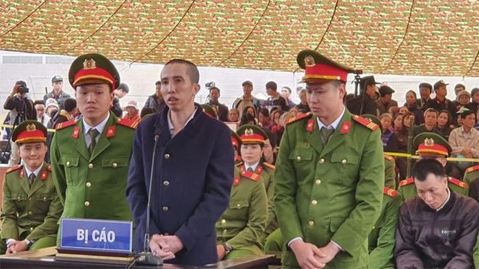 Bùi Văn Công tại tòa. 