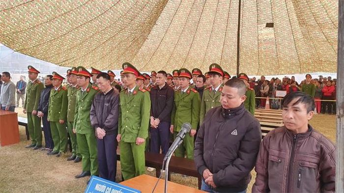 Phiên xử bắt đầu.