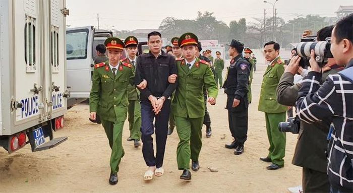 Dẫn giải các bị cáo đến tòa. 