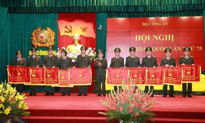 Thứ trưởng Nguyễn Văn Sơn trao Cờ thi đua của Bộ Công an cho các đơn vị