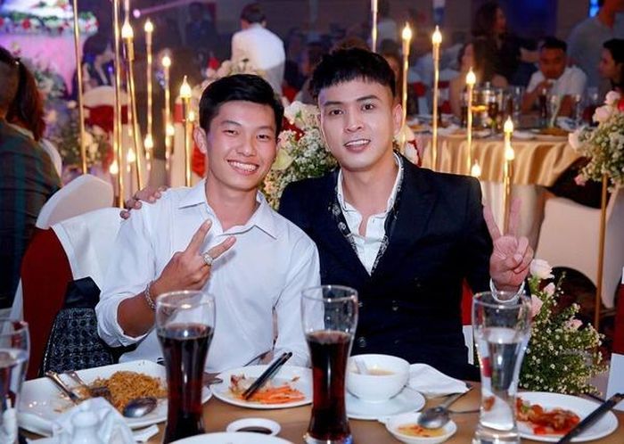  Hồ Quang Hiếu dự sự kiện sau ồn ào bị một cô gái tố có hành vi quan hệ tình dục. Nam ca sĩ đã im lặng trước mọi cáo buộc. Anh khẳng định những ồn ào đó không ảnh hưởng đến công việc của mình. Đại diện của nam ca sĩ cho rằng: “Chúng tôi không biết ai đã làm chuyện này, với mục đích gì. Câu chuyện này giống như bạn đang đi trên đường và tự nhiên tai họa ập tới”. 